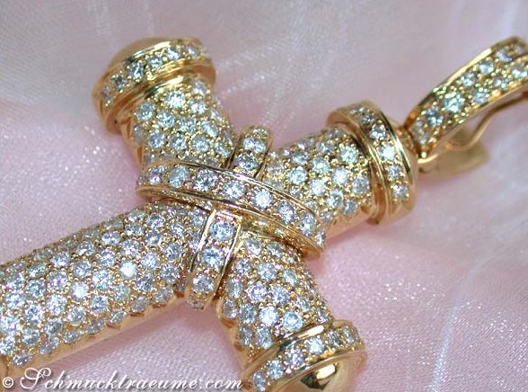 Goldener Kreuzanhänger mit Brillanten, Detailaufnahme, feine Verarbeitung