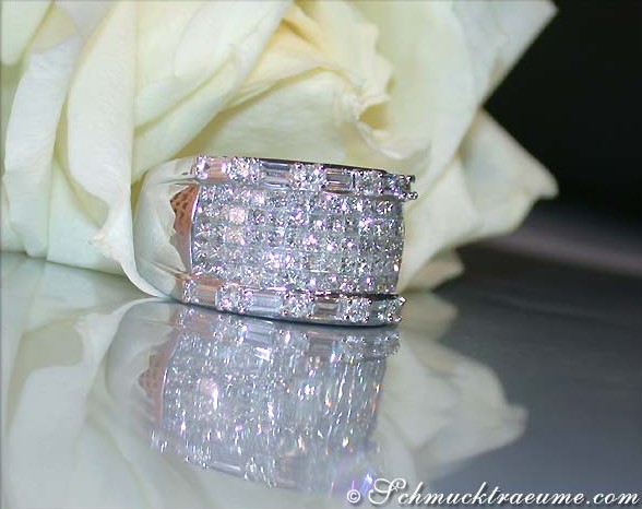 Weißgoldring mit Princess-Diamanten, Detailaufnahme, Rosenblüte im Hintergrund