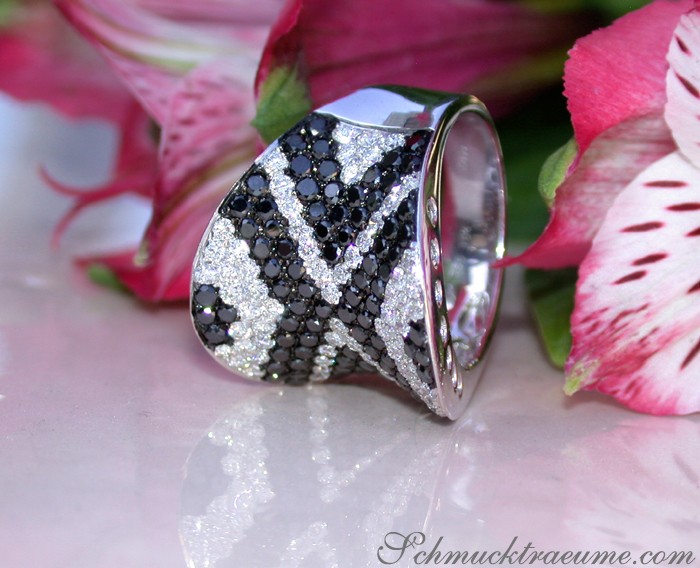 Stattlicher Ring mit schwarzen Diamanten im Zig-Zag Design - Image 4