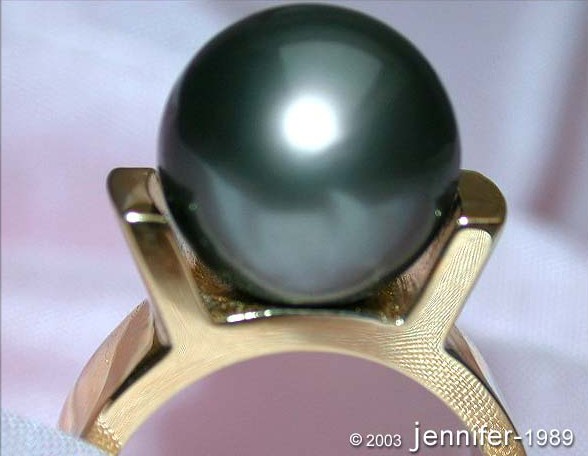 Gelbgold-Ring mit 12-13 mm großen Tahitiperle, Detailaufnahme, schlichte Struktur