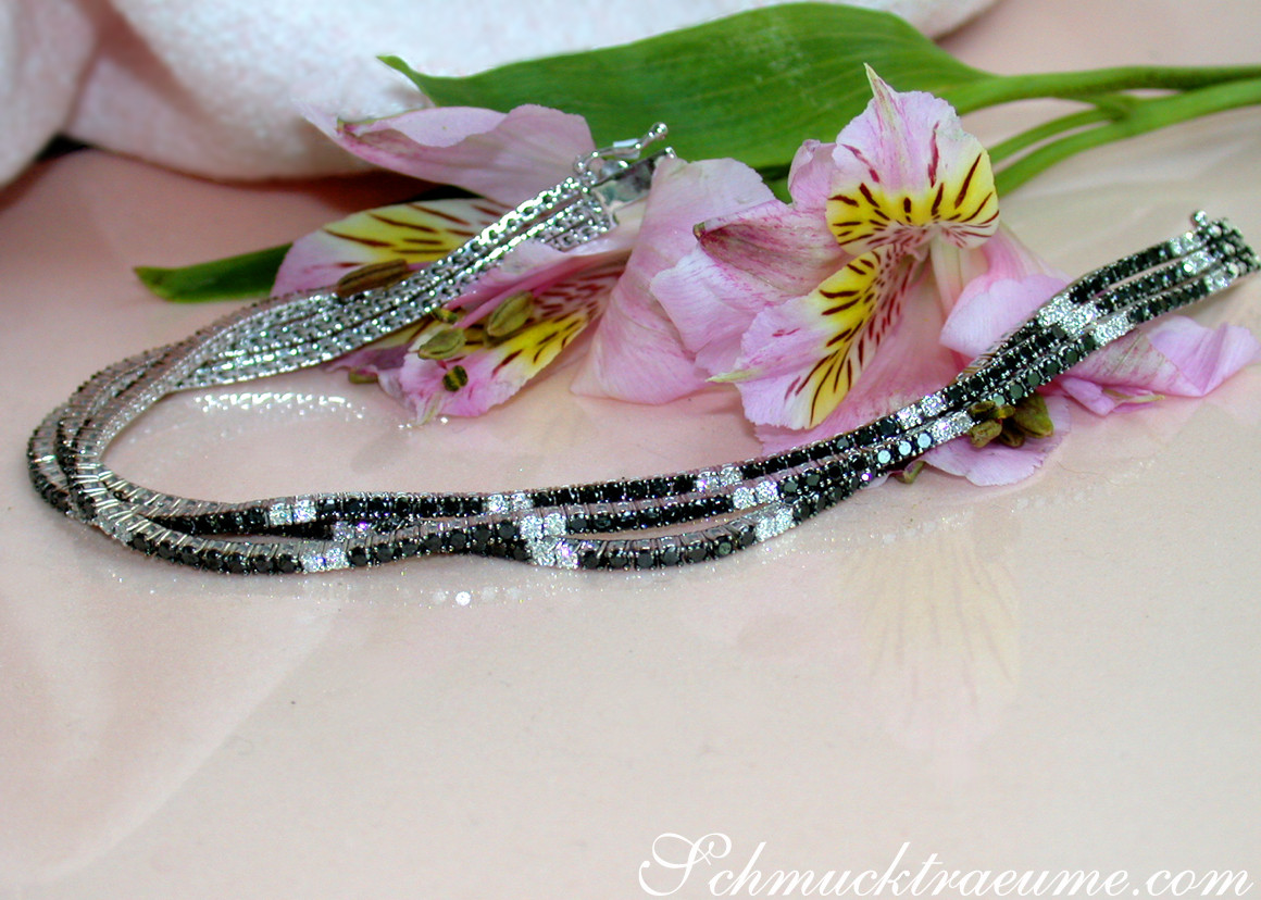 Blumiger Hintergrund mit Perlenarmband und Orchidee