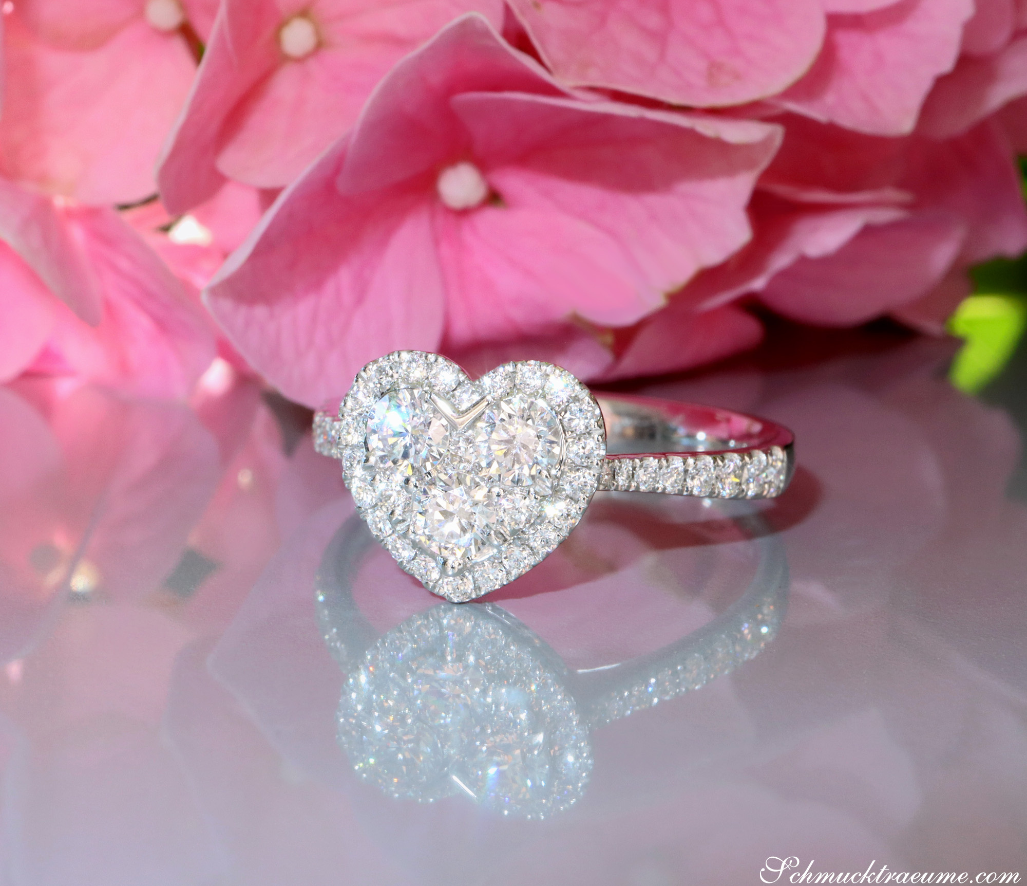 Herzring aus Weißgold 750 mit 0.690 Karat VS TW Brillanten, umgeben von rosa Blüten.