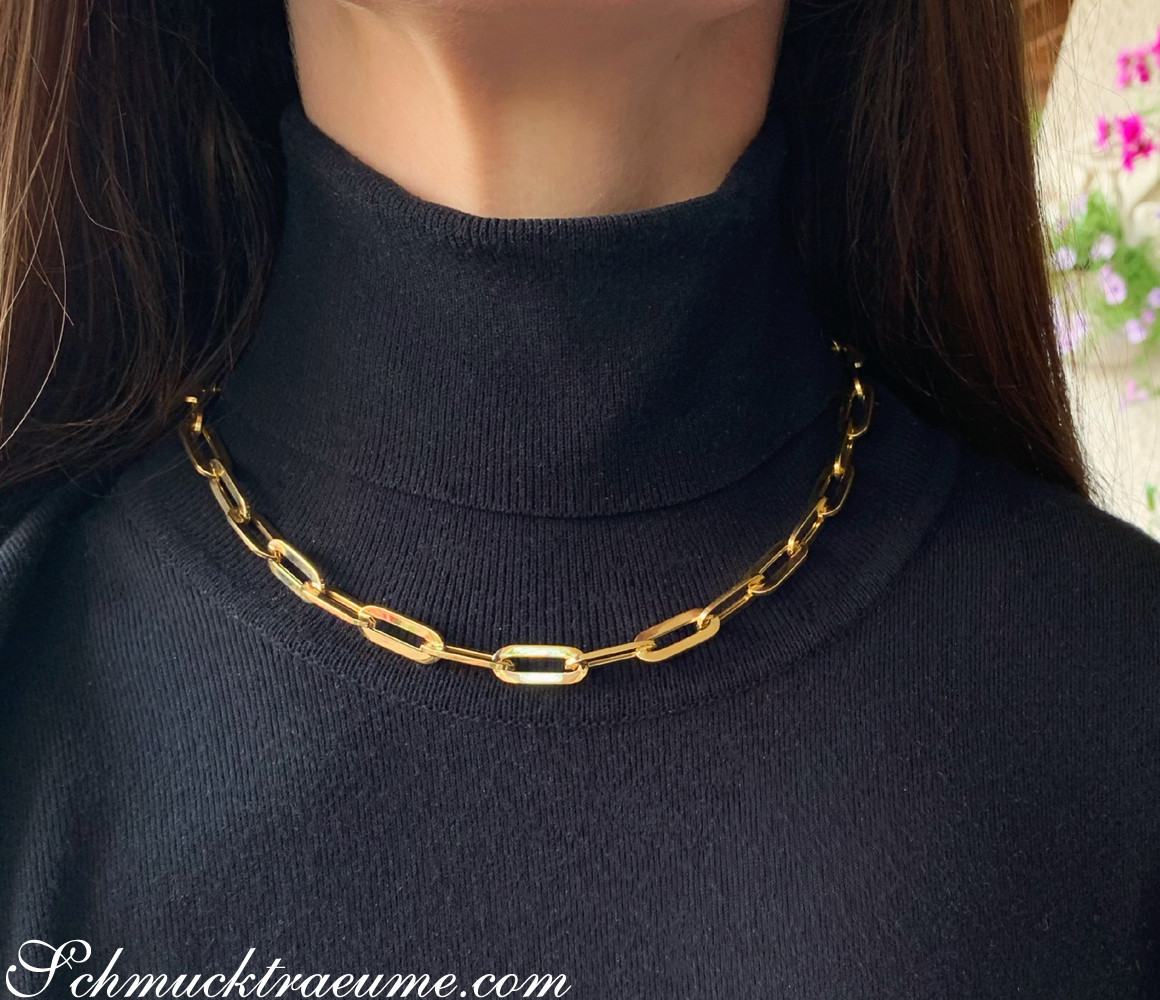 Goldene Paperclip-Halskette aus Gelbgold 585, minimalistisch und elegant, getragen mit Rollkragenpullover