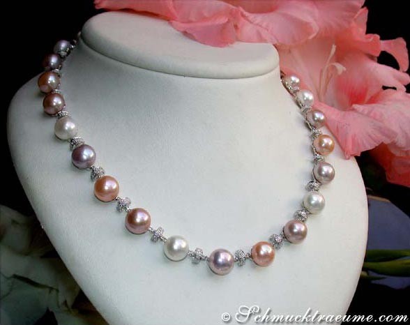 Süßwasserperlen-Collier mit pastellfarbenen Perlen auf Halsform, detailreiche Ansicht