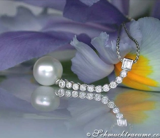 Extra langer Südseeperlen-Anhänger mit Brillanten, weißgold, auf Blüte getragen