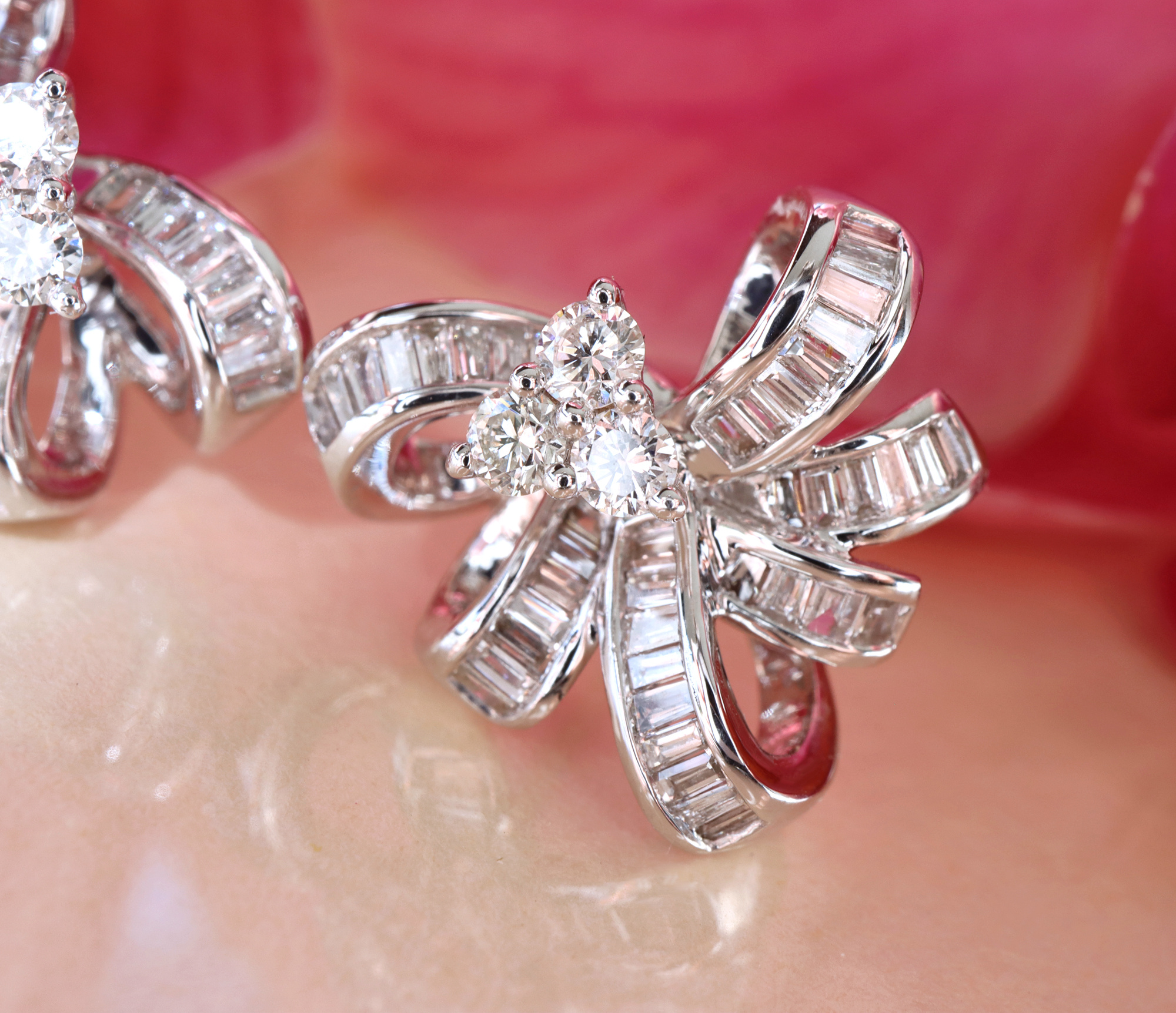 Weißgoldring mit Diamanten und Baguette-Streifen, Detailaufnahme