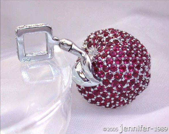 Weißgold-Apfelanhänger mit funkelnden Rubinen und Diamanten, Detailaufnahme