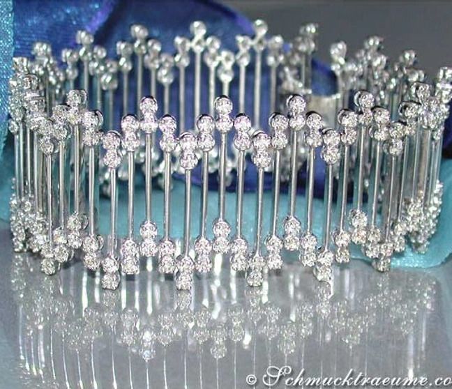 Weißgold-Armband mit 7.150 Karat Diamanten, Detailaufnahme, glänzend, elegant. Weißgold-Armband mit 7.150 Karat Diamanten, Detailaufnahme, glänzend, elegant.