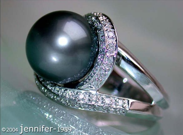 Weißgoldring mit großen Tahitiperle und Diamanten, Detailaufnahme.