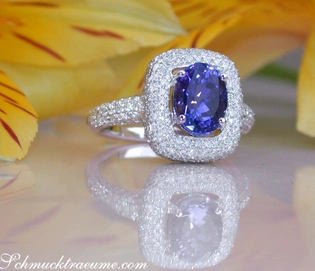 Weiße Goldring mit ovalen Tansanit und Diamanten, Detailaufnahme auf Blume.