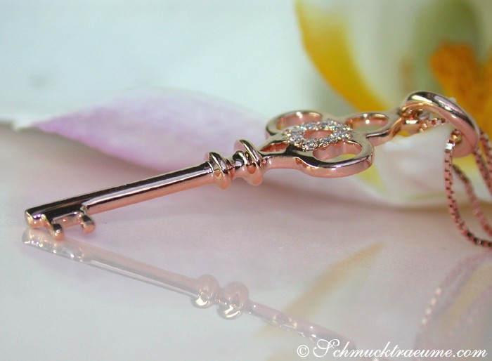 Detailansicht des Roségold-Schlüssel-Anhängers mit Diamanten auf zarter Kette