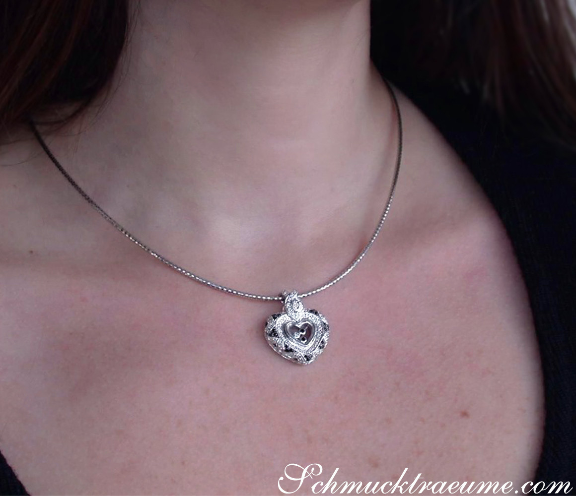 Kurzer Halskette mit Herzanhänger aus Weißgold mit schwarzen und weißen Diamanten, detailreiches Design