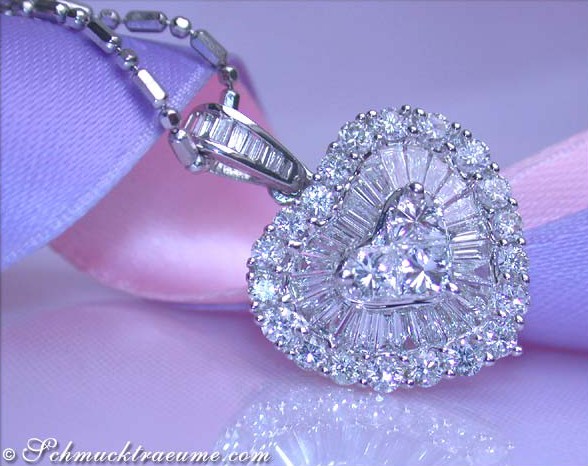 Diamant Herzanhänger in Weißgold 750, Detailaufnahme, glänzende Struktur, eleganter Schmuck