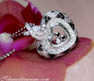 Diamant-Herz-Anhänger mit Glasüberzug und schwarzen Diamanten, detailreich, auf Blüte gelegt
