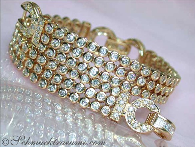 Goldarmband mit Diamanten in Gelbgold, Detailaufnahme, glänzend, hochwertig verarbeitet