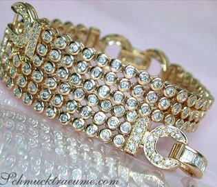 Goldarmband mit Diamanten in Gelbgold, Detailaufnahme, glänzend, hochwertig verarbeitet