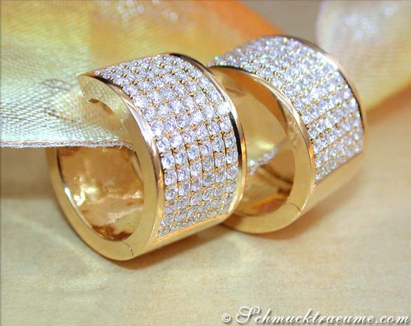 Detailansicht von Brillanten Creolen in Gelbgold 750, makellos gefertigt