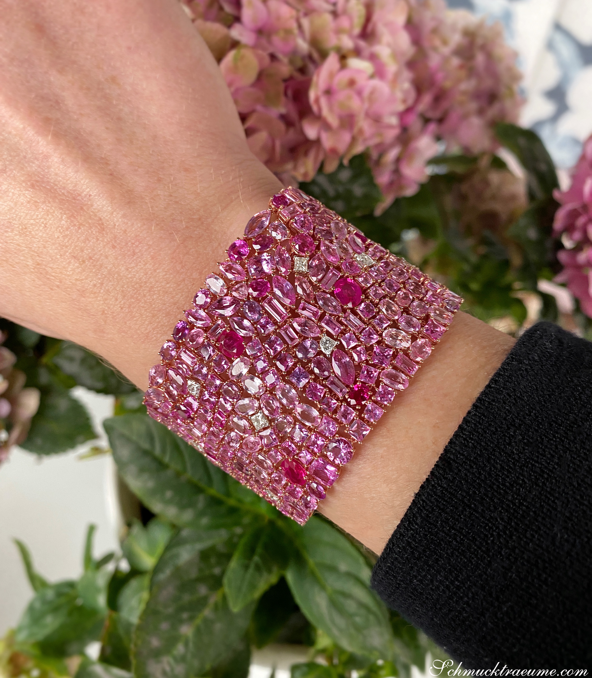 Pink Saphir Armband mit 115,07 ct. in Roségold 750, Detailaufnahme auf der Hand.