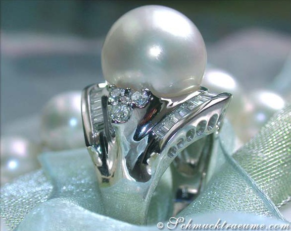 Weißgoldring mit Südseeperle und Brillanten, Detailaufnahme, elegant getragen