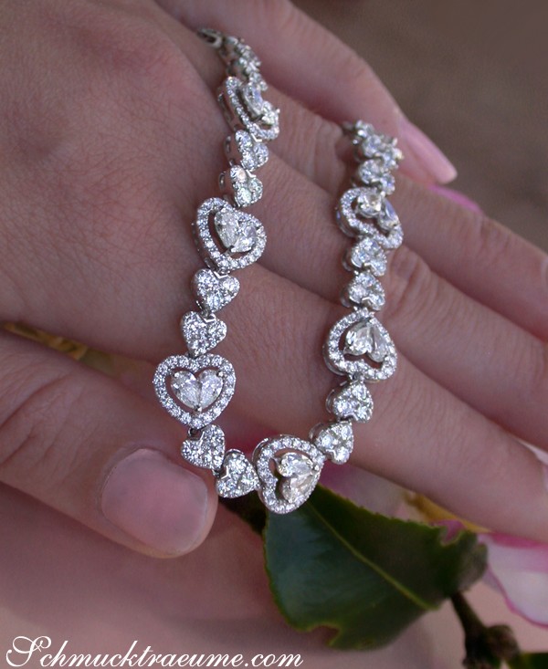 Weißgold Herzarmband mit Diamanten, Detailaufnahme, zarte Handhaltung