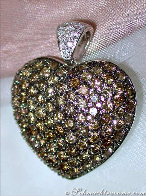 Herzanhänger aus Weißgold mit braunen Diamanten, Detailaufnahme, funkelnd.