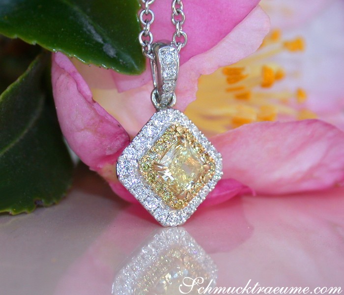 Erlesener gelber Diamant Solitär Anhänger mit Radiant-Schliff und Brillantenbesatz