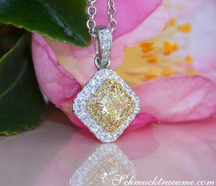 Erlesener gelber Diamant Solitär Anhänger mit Radiant-Schliff und Brillantenbesatz