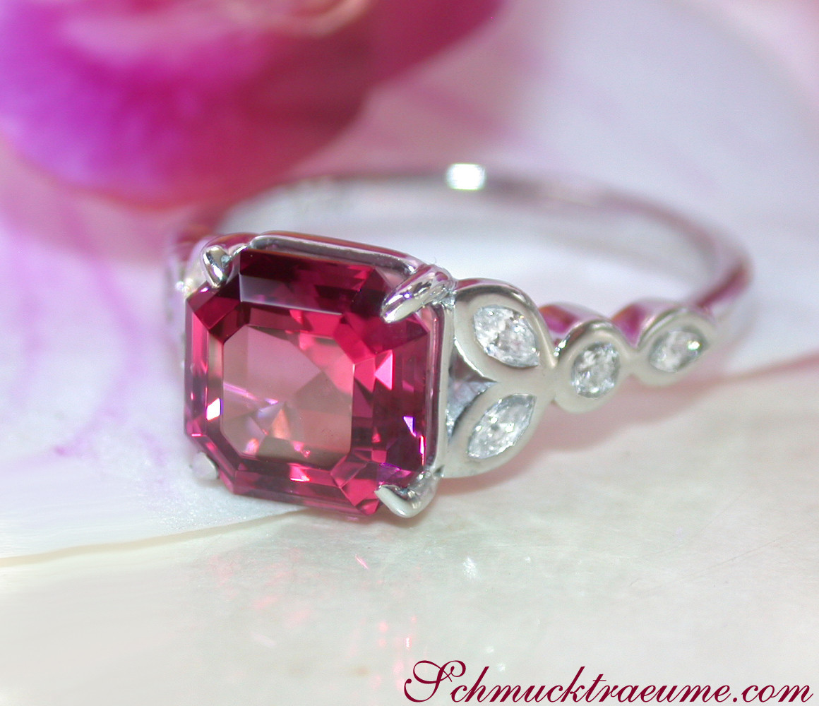 Exotischer Rhodolith-Ring mit Diamanten, detailreich, auf weißem Hintergrund