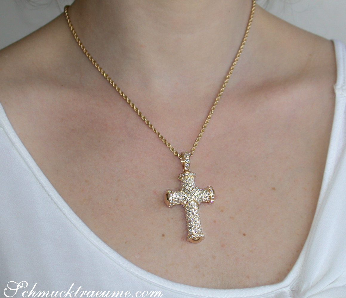 Goldkette mit massivem Brillantenkreuzanhänger getragen