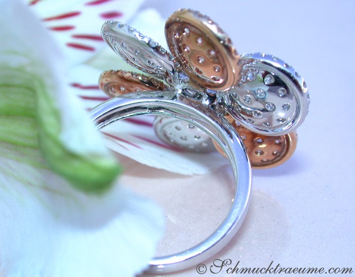 Femininer Brillanten Ring im Blumen Design in Weiß- & Roségold - Image 6