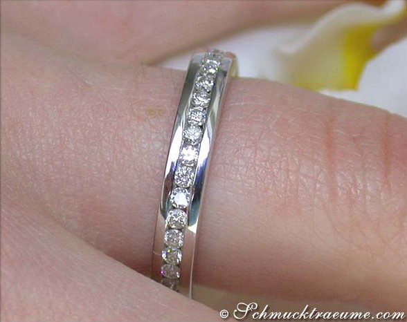 Weißgold 750 Memoire-Ring mit Diamanten, Detailaufnahme, getragen.