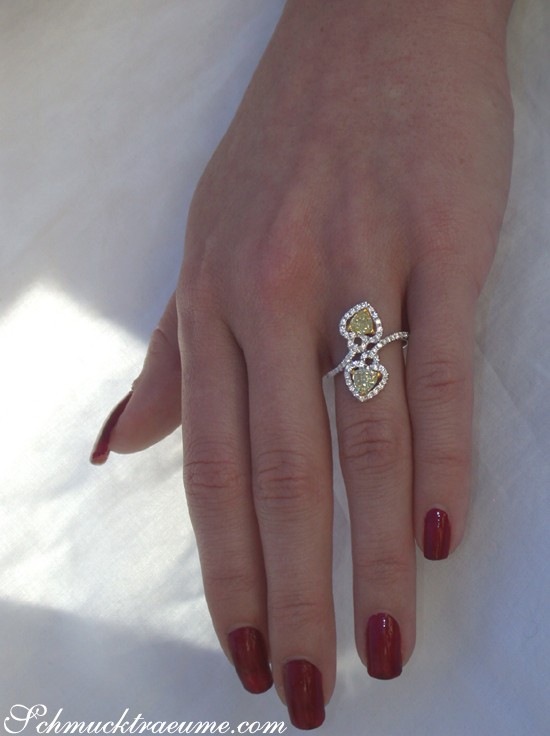 Herzring mit gelben Diamanten und Brillanten auf weißem Hintergrund
