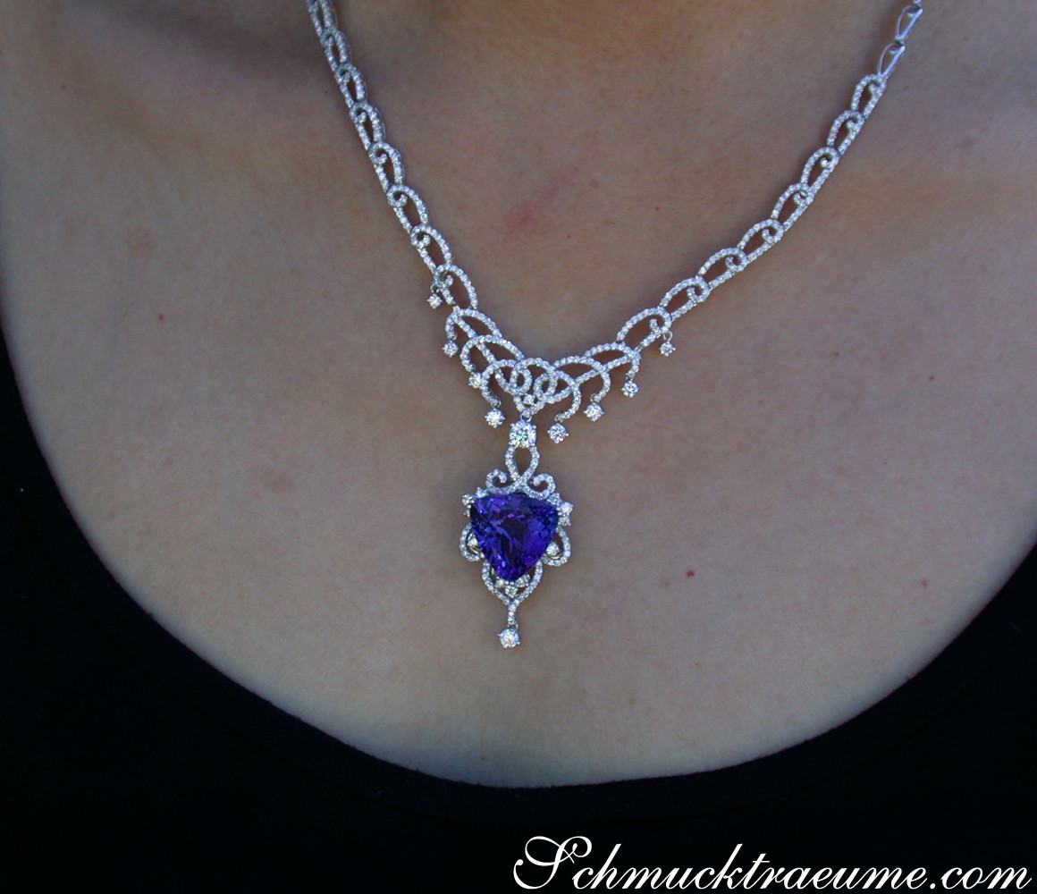 Weißgold-Collier mit Tansanit und Brillanten, Detailansicht, elegant getragen.