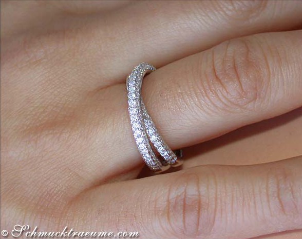 Weißgold 750 Bandring mit überkreuzten Brillanten, Detailaufnahme auf Handfinger.