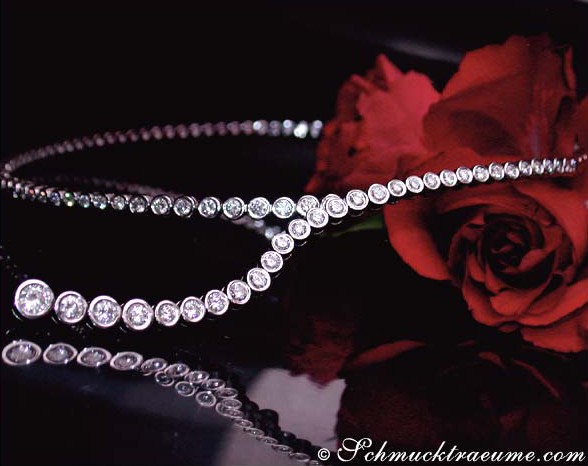 Weißgold 750 Y-Collier mit 52 Brillanten, Rosen im Hintergrund