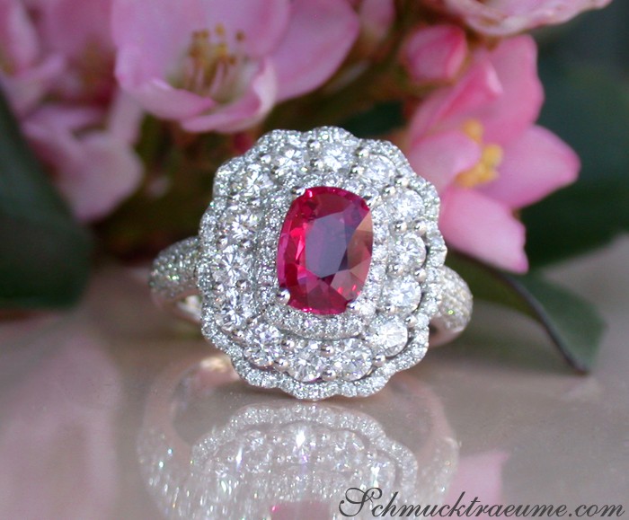 Weißgold 750 Rubin Ring mit Brillanten, Detailaufnahme, ovaler Rubin, Diamantbesatz, Blumen im Hintergrund