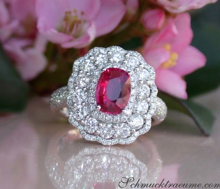 Weißgold 750 Rubin Ring mit Brillanten, Detailaufnahme, ovaler Rubin, Diamantbesatz, Blumen im Hintergrund