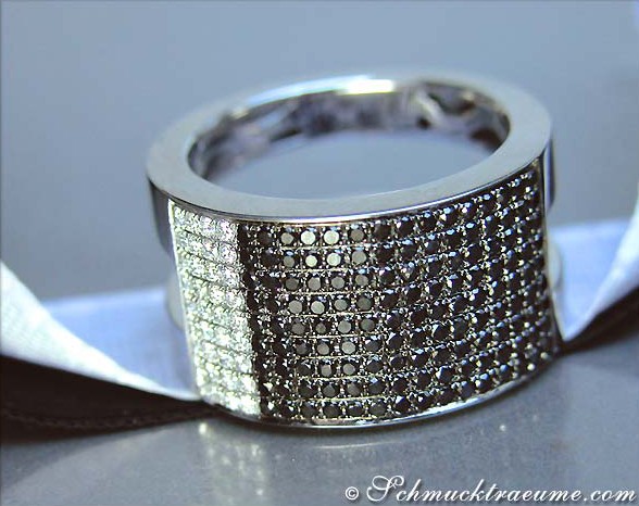 Weißgoldener Bandring mit schwarzen & weißen Diamanten, Detailaufnahme