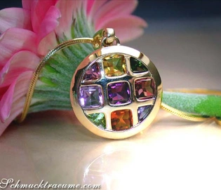Goldener Anhänger mit Multicolor-Steinen auf Halskette, Detailaufnahme