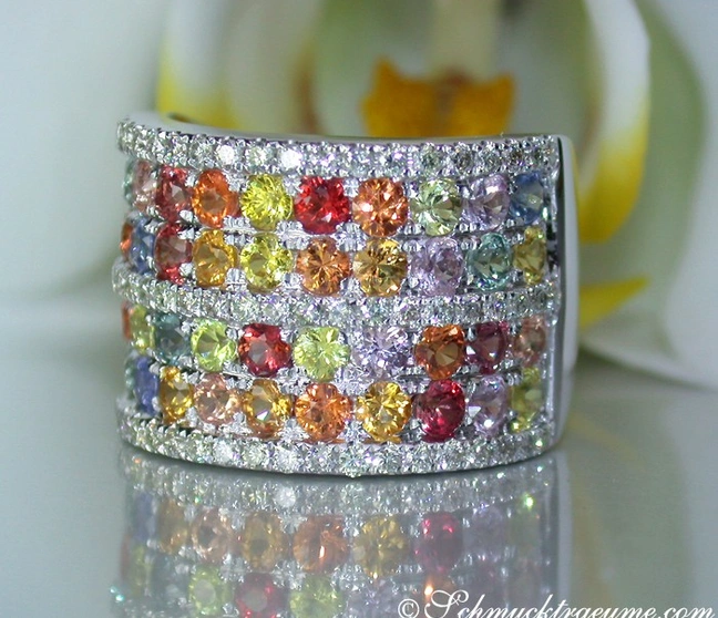 Weißgold-Ring mit farbenfrohen Saphiren und Brillanten Weißgold-Ring mit farbenfrohen Saphiren und Brillanten