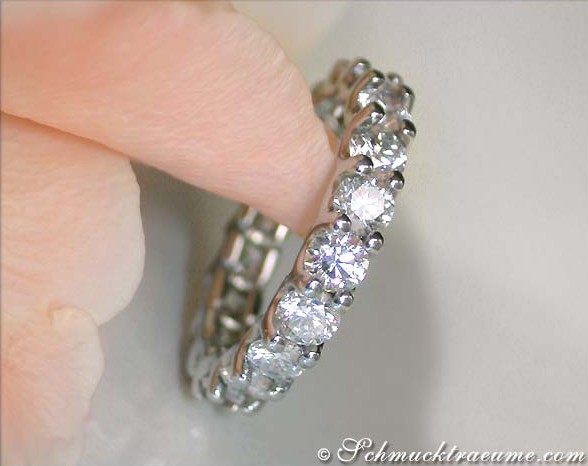 Detailansicht des hochkarätigen Brillant Memory Rings in Krappenfassung, makellose Verarbeitung und Weißgold 750.