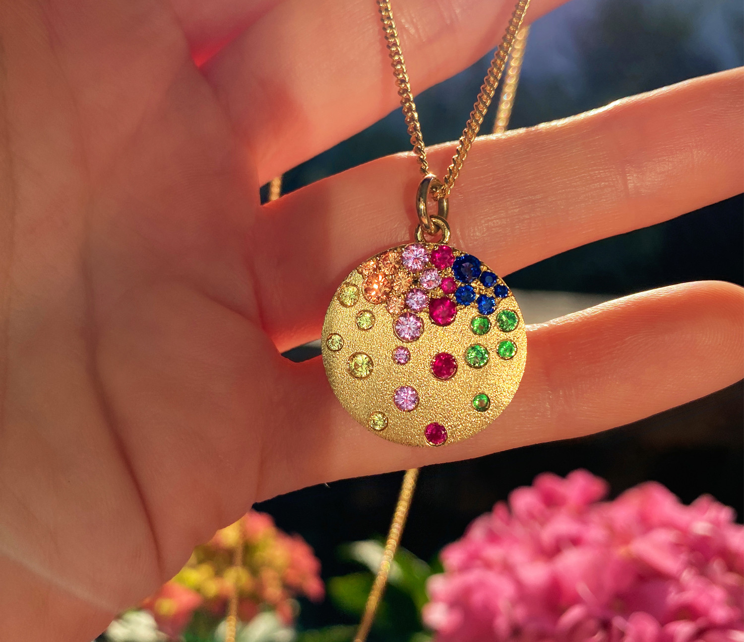 Goldene Medaillon-Halskette mit farbenfrohen Saphiren, Rubinen und Tsavorites