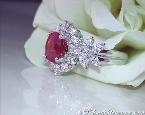 Weißgoldring mit ovaler Burma-Rubin und Diamant-Halo, Detailaufnahme.