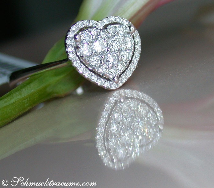 Weißgold Herzring mit Diamantbesatz, Detailaufnahme, glänzende Steine, sanfte Perspektive