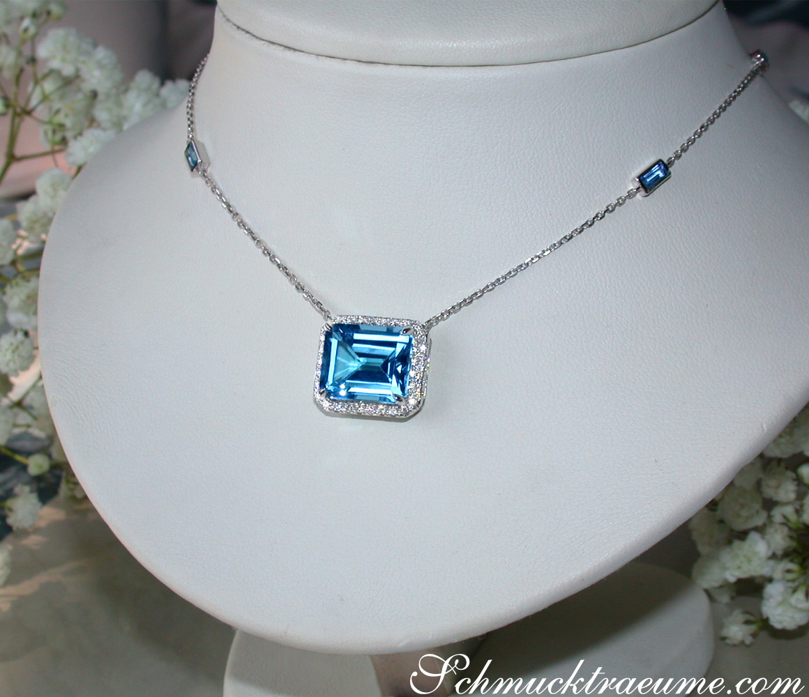 Blautopas-Halskette mit Diamanten auf Weißgoldkette, detailreich, klassisch elegant