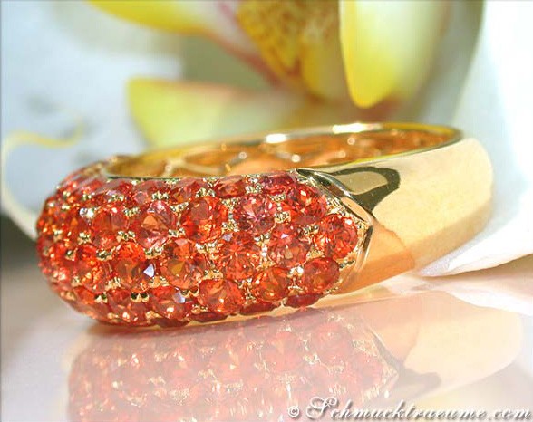 Orange Saphir Pave Ring auf modelliertem Finger, detailreich, elegant