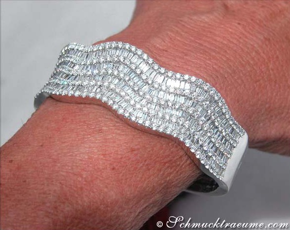 Detailaufnahme des Diamant-Armreifs mit fließenden Linien und Weißgold 750