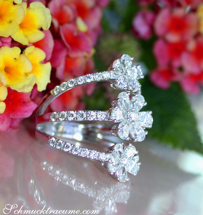 Blüten-Diamantring im Weißgold mit 2.390 Karat TW VS
