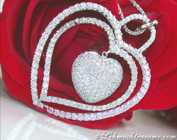 Herzanhänger aus Weißgold mit Brillanten auf Rosenblüte