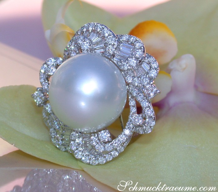 Blumendetail mit prächtigem Perlenring und Diamanten, florales Design, 16 mm Perlen, Detailaufnahme